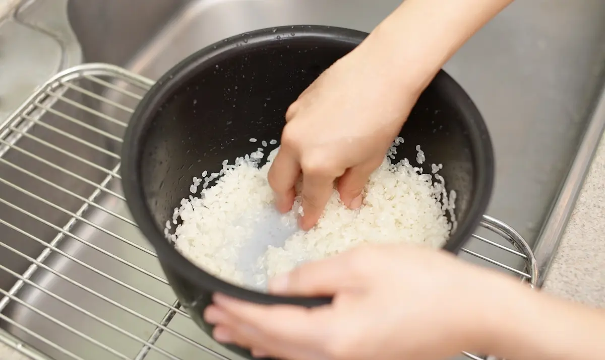 お米を研ぐ