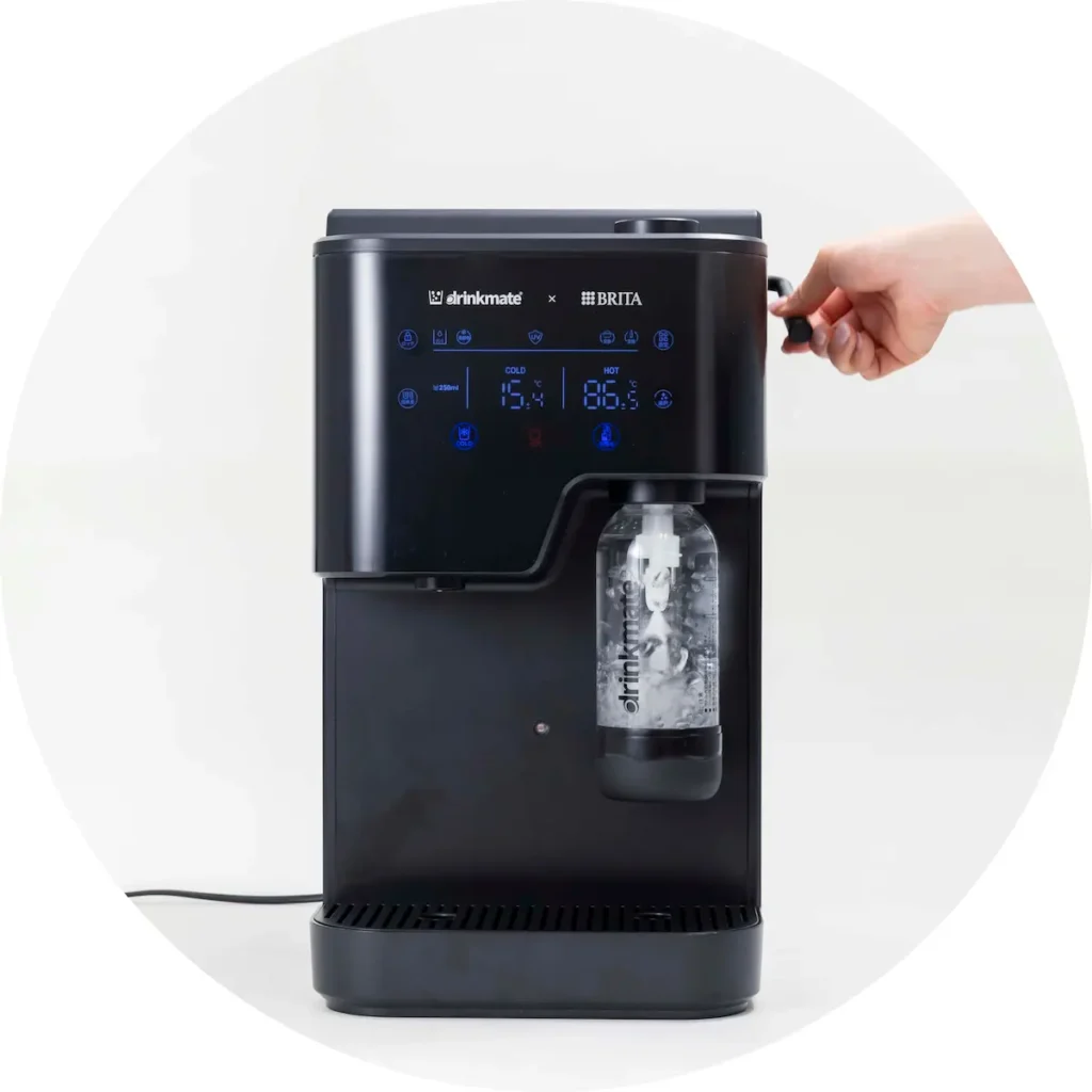 レバーを押すだけで簡単に炭酸が注入可能